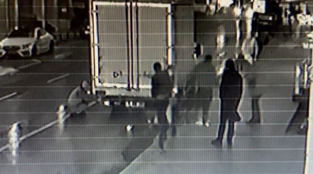 Laleli'de kamyonun altına giren alkollü genci, üstüne su atarak çıkardılar