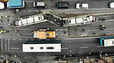 Laleli'de tramvay ile tur otobüsü çarpıştı