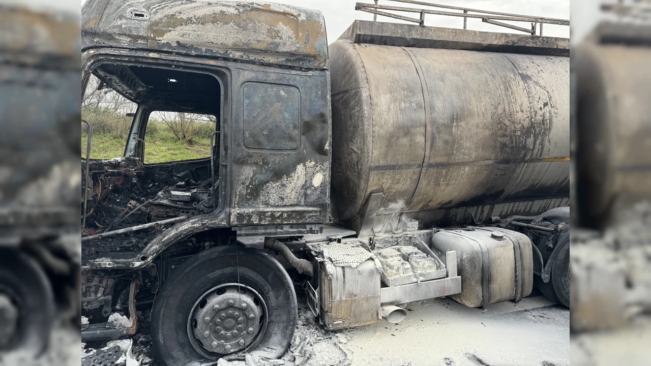 Lastiği patlayan tutkal yüklü tanker yandı
