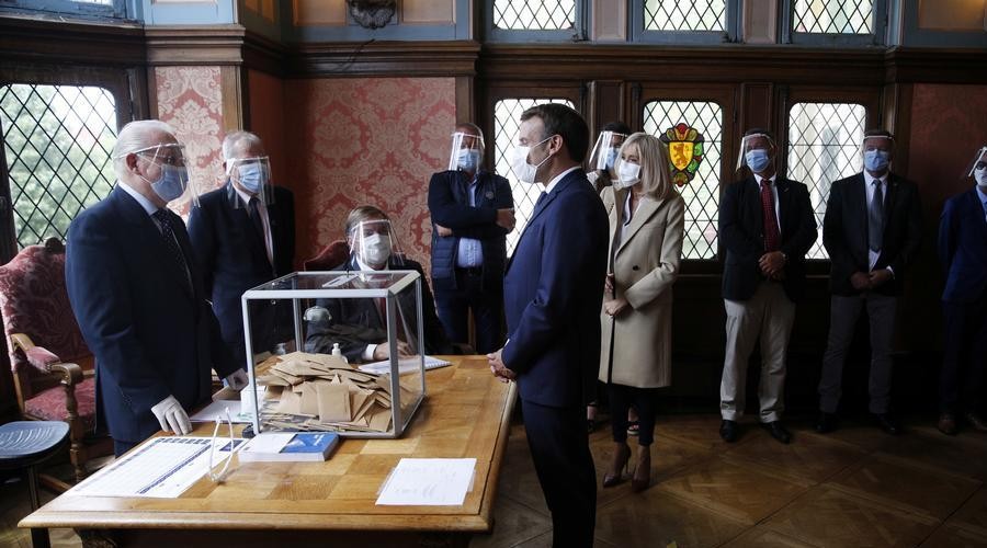 Macron'a sandık darbesi