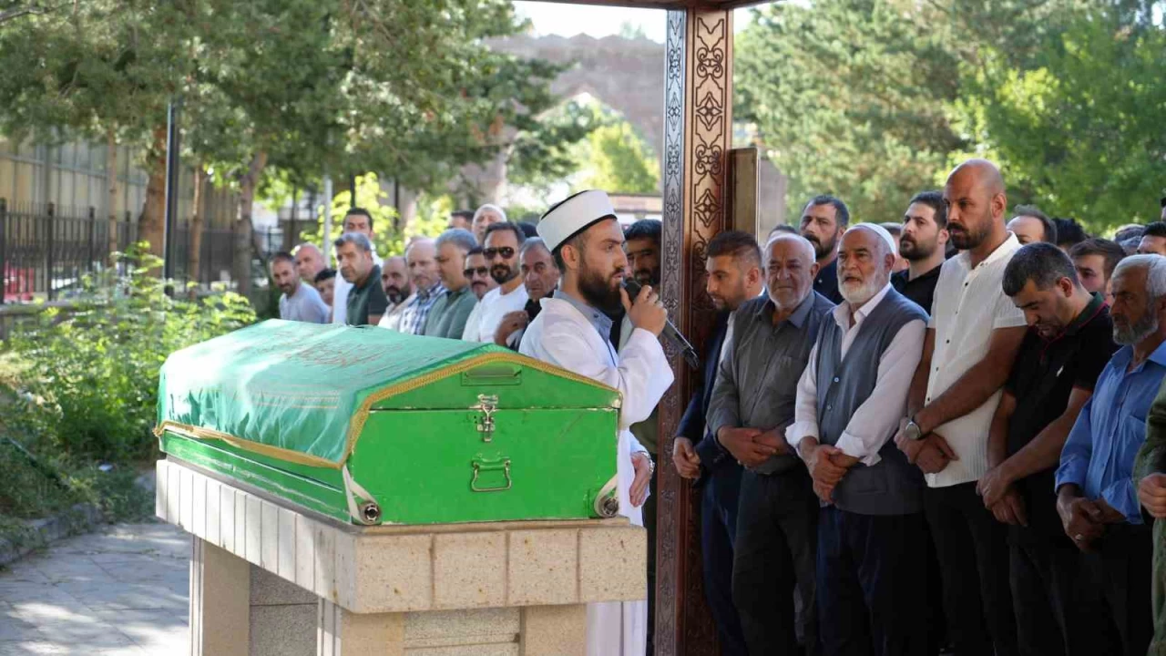 Maganda kur�unuyla hayat�n� kaybeden adam topra�a verildi
