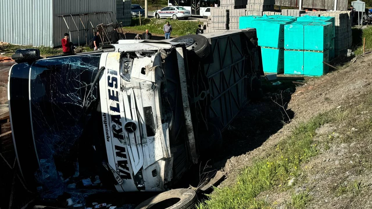 Malatya'da yolcu otob�s� otomobille �arp��arak devrildi, 22 ki�i yaraland�