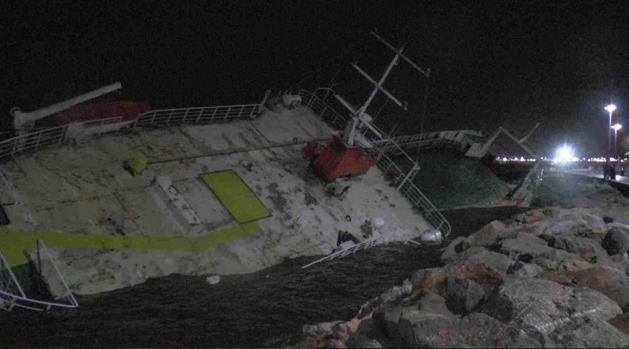 Maltepe'de Lodos nedeniyle sürüklenen gemi yan yattı
