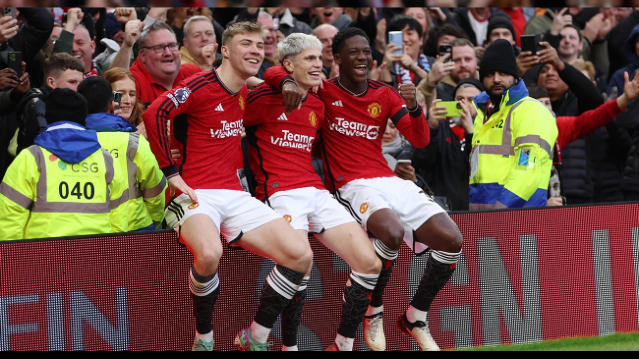 Manchester United toparlan�yor 