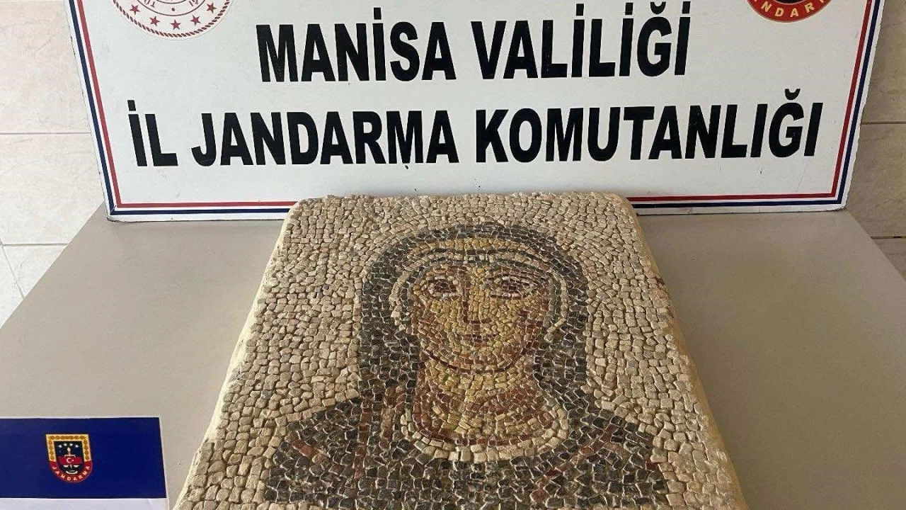 Manisa'da Meryem Ana figürlü olduğu iddia edilen mozaik ele geçirildi
