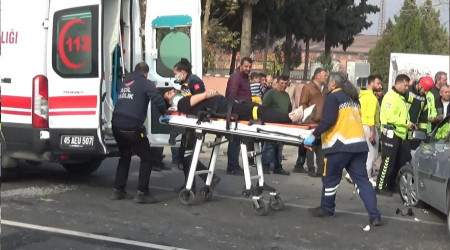Manisa'da zincirleme kaza: 2'si çocuk 8 yaralı