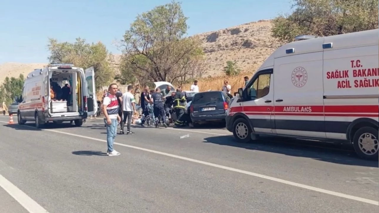Mardin'de iki otomobil çarpıştı: 12 yaralı