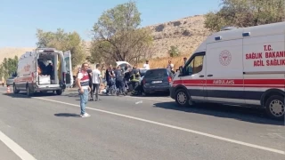 Mardin'de iki otomobil çarpıştı: 12 yaralı