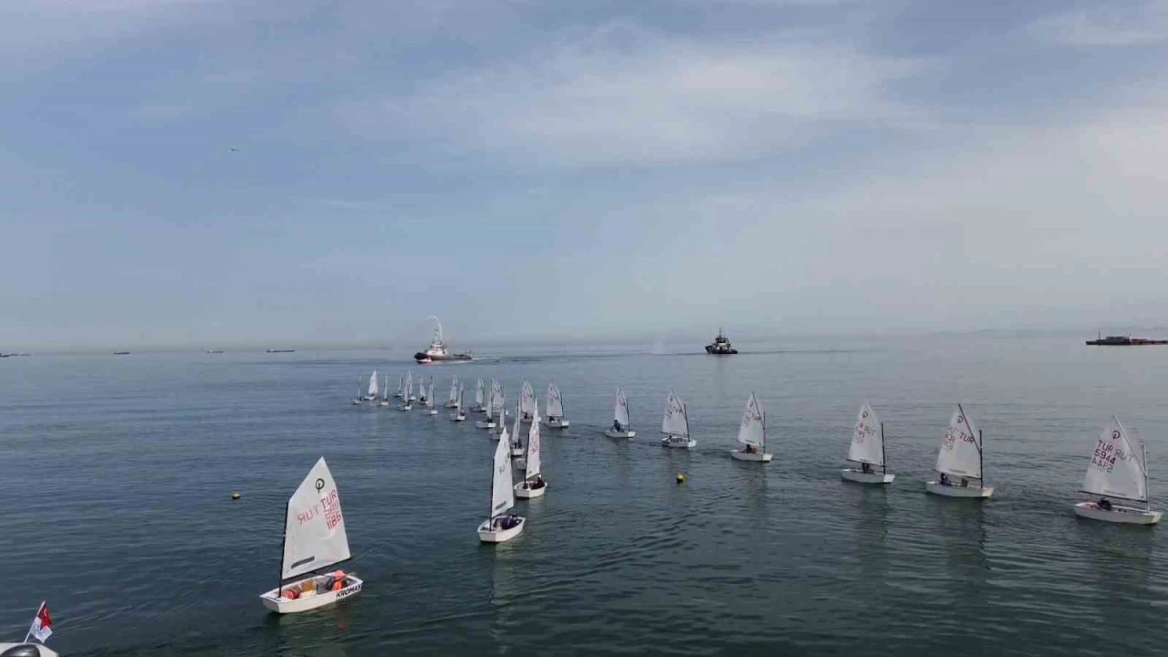 Marmara Denizi'nde yelken ve römorkör şov