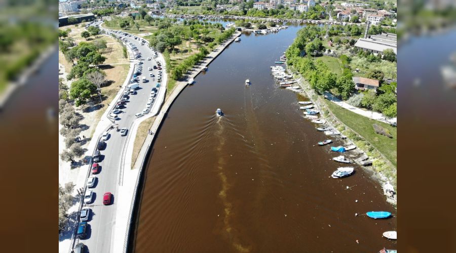 Menek�e deresi k�rm�z� renge b�r�nd�