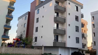 Mersin'de 4 katl yeni bina yan yatmaya balad