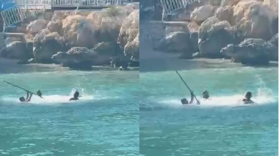Mersin'de denizin ortas�nda sopal� kavga kamerada