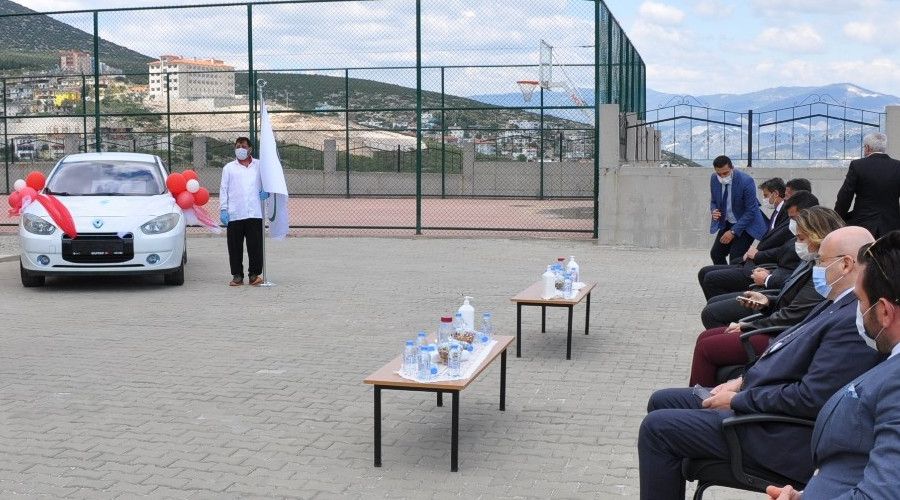 Meslek liselilere elektrikli ara� hibe edildi