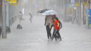 Meteorolojiden sağanak uyarısı: Dışarı çıkmadan hava durumuna bakın