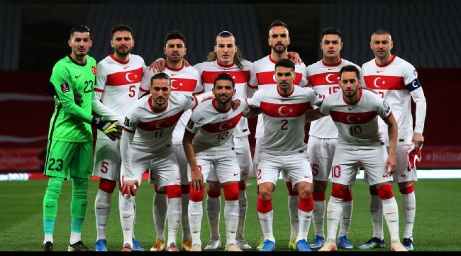 Milli ma�ta taraftar trib�ne geri d�n�yor