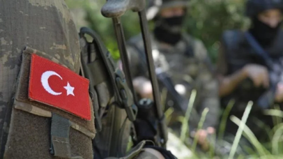 Milli Savunma Bakanlığı (MSB), piyade uzman çavuş Mustafa Aslan'ın Pençe-Kilit operasyon bölgesinde meydana gelen silah kazasında yaralanarak şehit olduğunu bildirdi