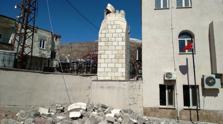 Minare evin üzerine devrildi