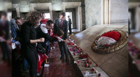 Minik öğrenciler karanfillerle Anıtkabir'de
