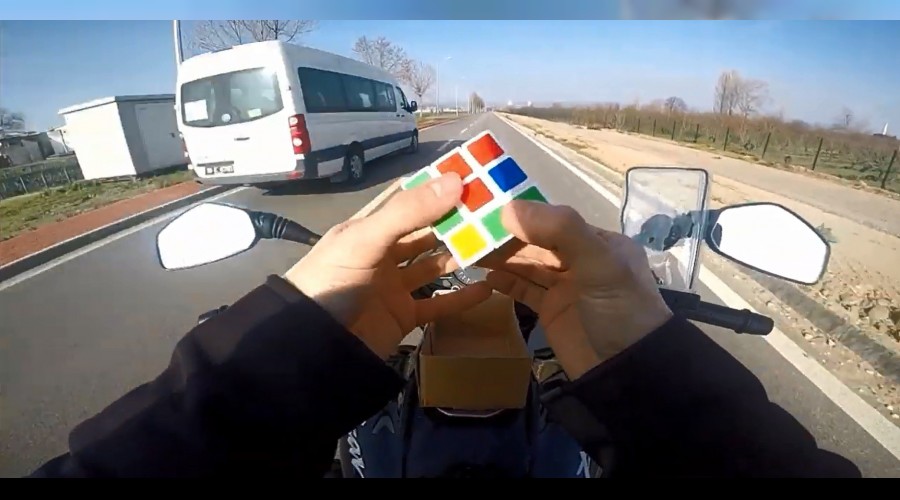 Motosiklet üzerinde tehlikeli oyun