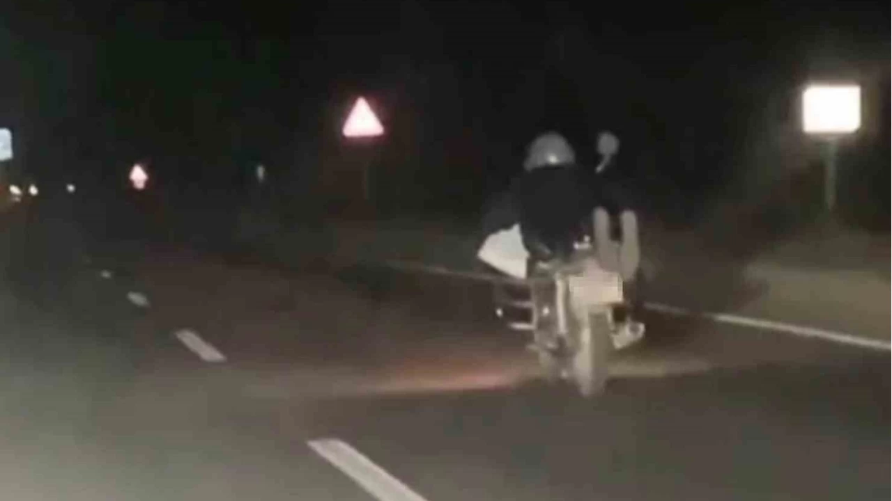 Motosikleti yzst uzanarak kullanan srcye 5 bin 146 TL ceza