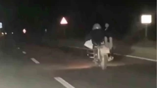 Motosikleti yüzüstü uzanarak kullanan sürücüye 5 bin 146 TL ceza