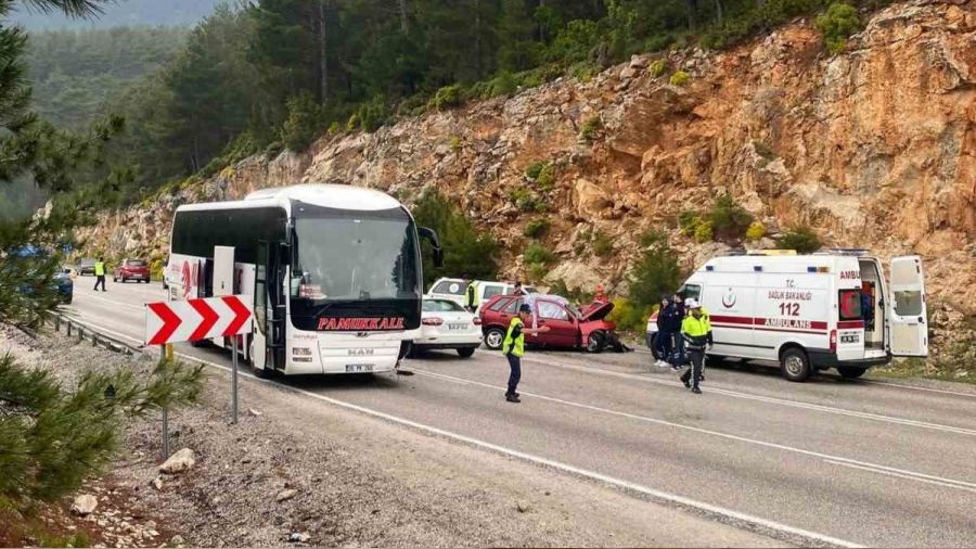 Mula'da yolcu otobs ile otomobil arpt