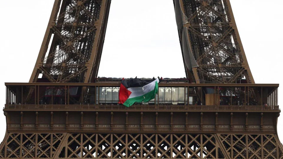 Nakba y�l d�n�m�nde Eyfel Kulesi'ne Filistin bayra�� a��ld�: 6 g�zalt�