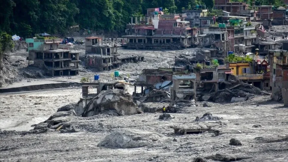 Nepal'in Çin sınırına yakın Rasuwa bölgesi ve çevresinde meydana gelen selde hayatını kaybedenlerin sayısının 1114'e yükseldiği bildirildi