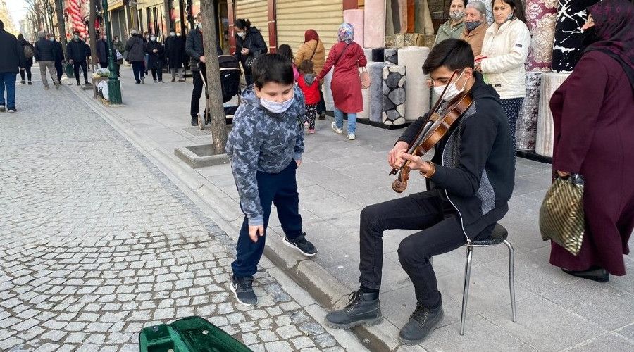 Nota bilmeyen kemancı