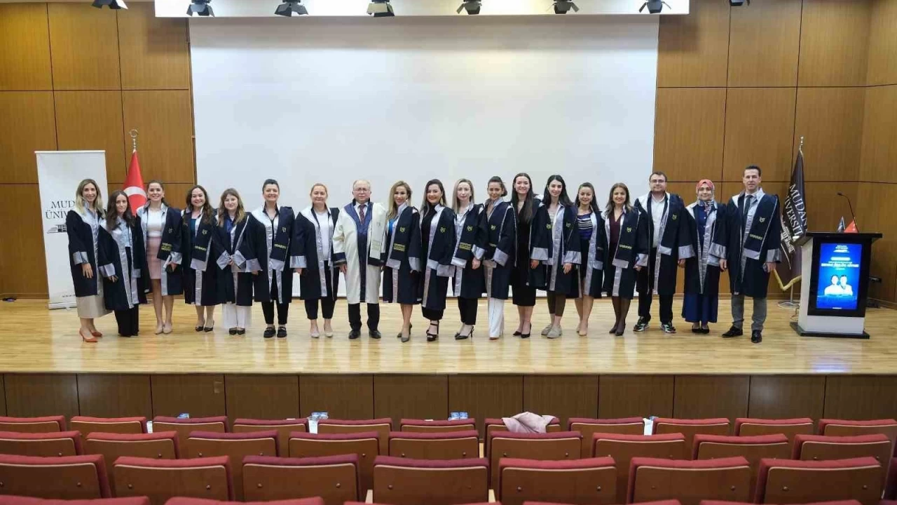 Öğrenciler beyaz önlükleriyle mesleğe ilk adımını attı