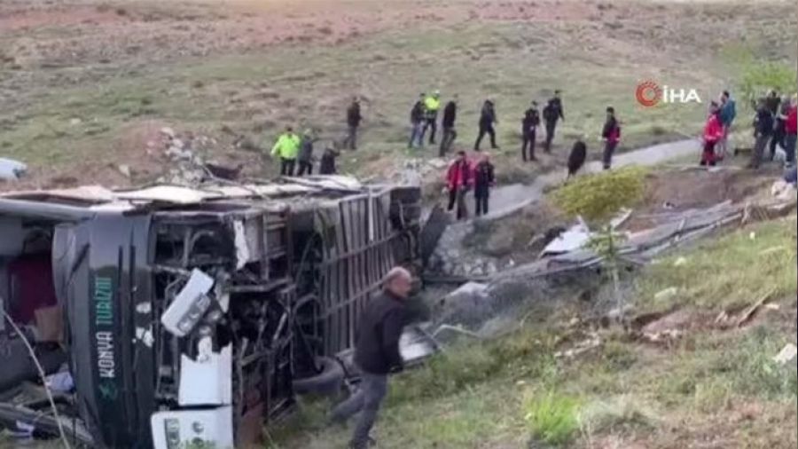 Öğrencileri taşıyan otobüs devrildi: 2 ölü, 5'i ağır 42 yaralı