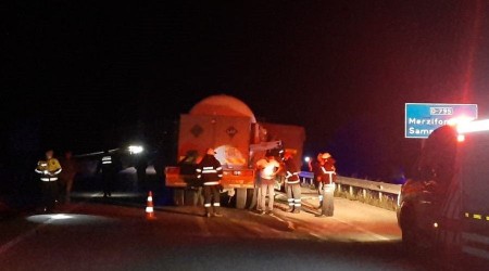 Oksijen gazı yüklü tanker kaza yaptı, yol trafiğe kapatıldı