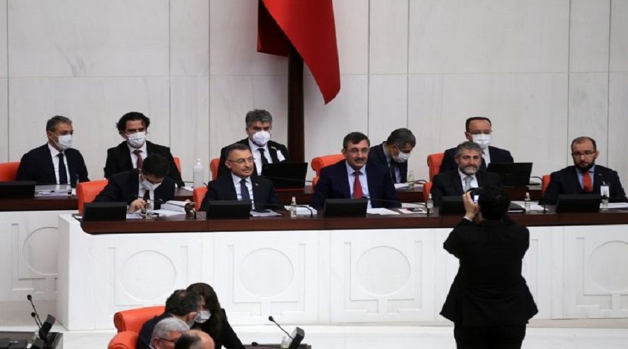Oktay konuşurken Meclis'te 'Palavra ve Yalan' şarkısını çaldılar