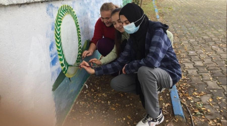 Okul bahçesinin duvarları çiçek açtı