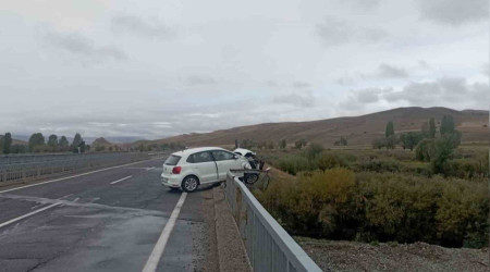 Ölüme ramak kala: Otomobil köprüde asılı kaldı