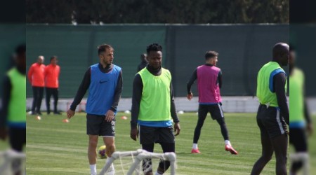 Onazi Denizlispor'dan ayrıldı