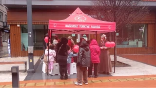 Ortahisar Meydan� ay-y�ld�zl� balonlarla renklendi: BTP�den bayram s�rprizi