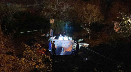 Otomobil ağaçlık alana uçtu: 2 ölü