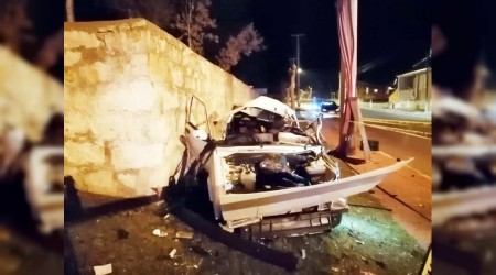 Otomobil elektrik direğine çarptı: 2 ölü