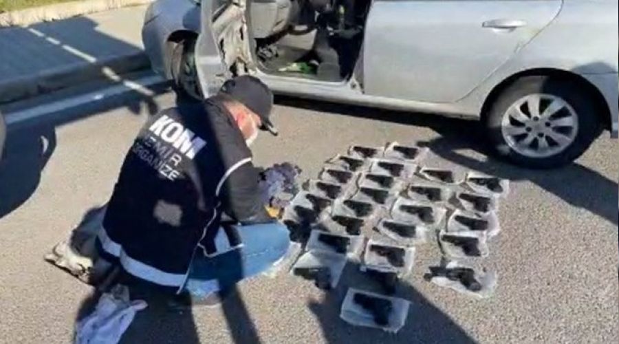Otomobil kapısı içerisinden cephane çıktı