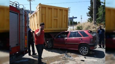 Otomobilin kamyonun altına girdiği kazada 2 yaralı