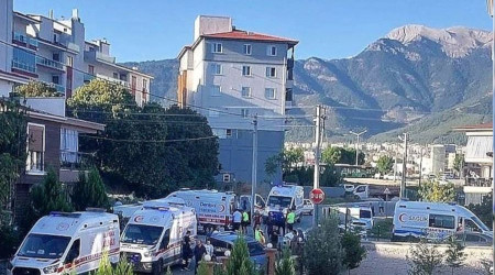 Otomobille çarpışan okul servisi apartman bahçesine uçtu: 14 yaralı