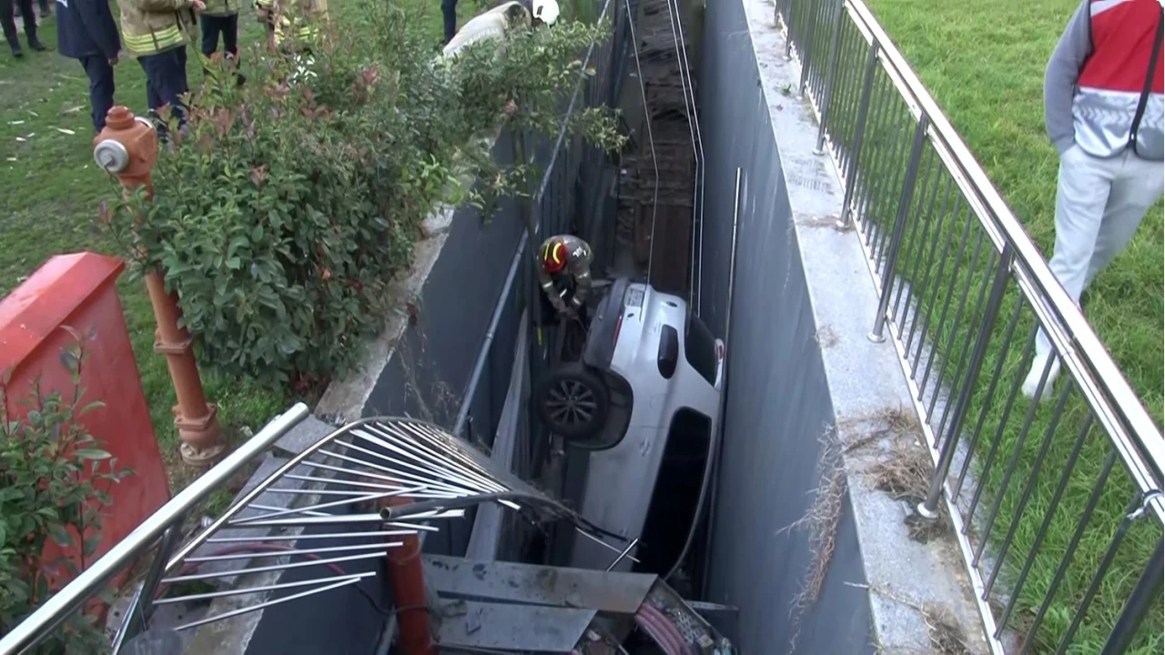 Otoparktan çıktı, araçlara çarparak boşluğa düştü