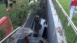 Otoparktan çıktı, araçlara çarparak boşluğa düştü