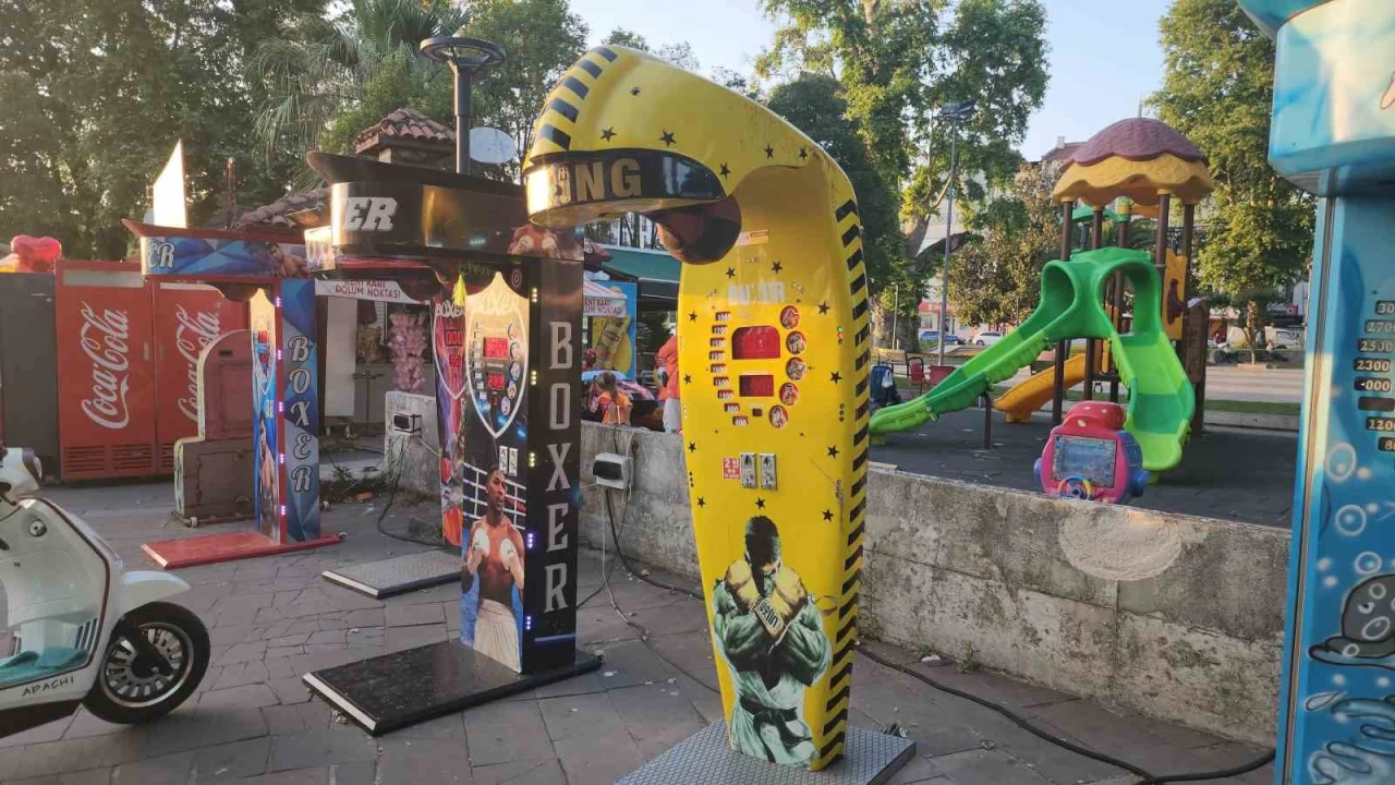 Oyun makinelerinin kilitlerini k�r�p paralar� �ald�lar