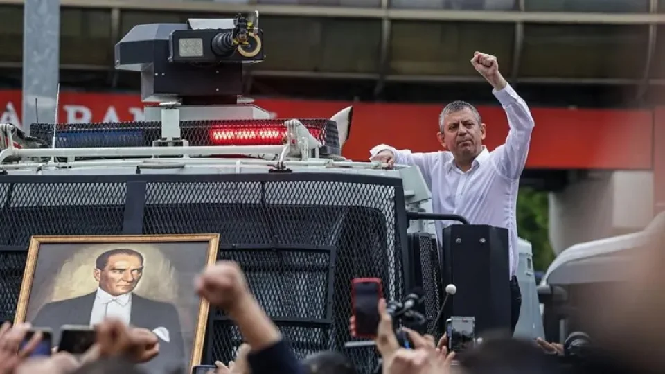Özgür Özel TBMM önünde konuştu: 'Sarayın seçtiği yönetiyorsa CHP kapatılmıştır'