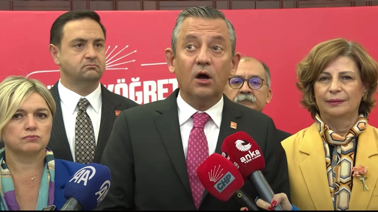 Özgür Özel'den Dervişoğlu'na otobüs cevabı