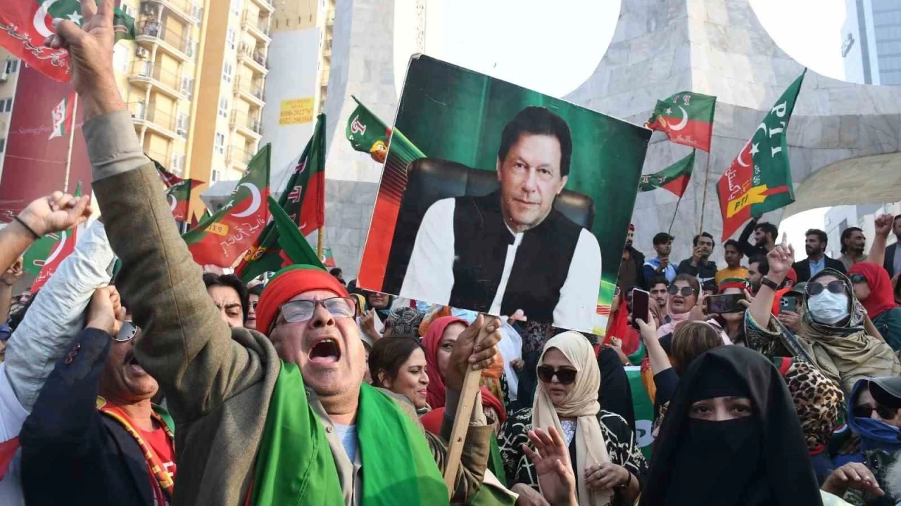 Pakistan'da Imran Khan'n destekileri polisle att: 7 yaral