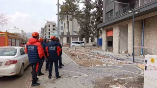 Paralar�n� alamad�klar�n� iddia eden 2 i��i binan�n �at�s�na ��kt�