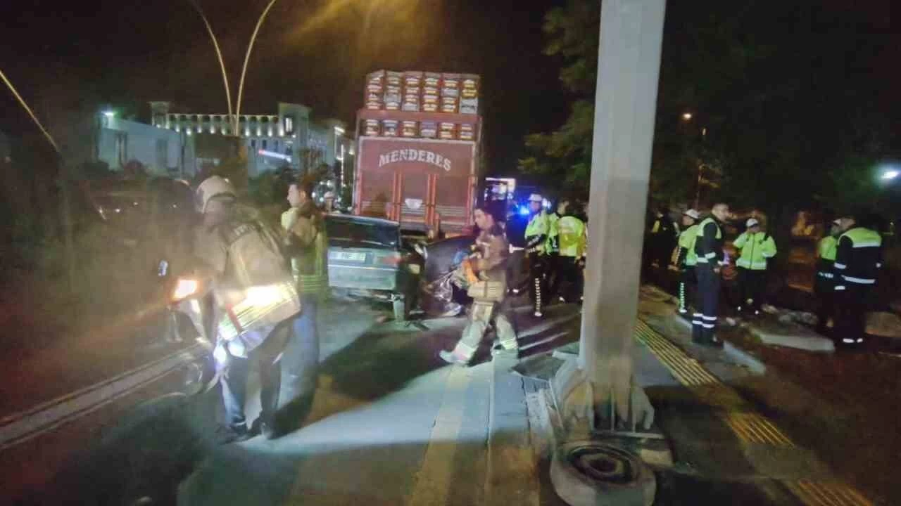 Park halindeki kamyona çarpan otomobilin sürücüsü öldü